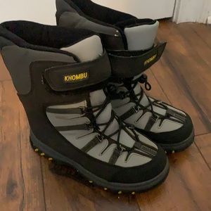 Boys size 4 khombu snow boots.